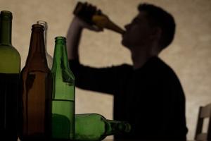 Alkohol-Flaschen-Jugendlicher