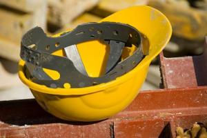 Helm in Nahaufnahme auf Baustelle
