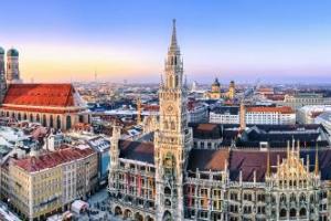Blick auf den Münchner Marienplatz: Wird die Stadtsparkasse München bald Strafzinsen von Privatkunden verlangen