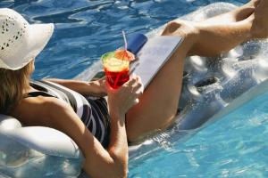 Frau Luftmatratze Pool Cocktail