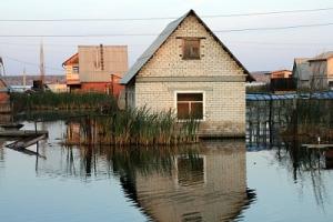 Ein Haus wird durch Hochwasser beschädigt.