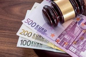 Richterhammer und Geld