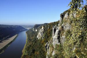 Deutschland Elbsandsteingebirge Elbe