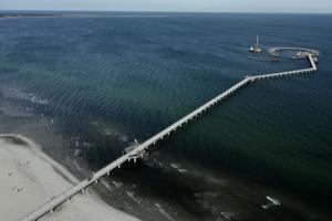 Seebrücke mit dem Inselhafen Prerow