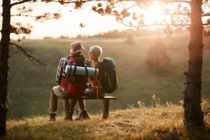 Wandern Wanderweg Paar auf Bank