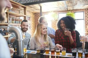 Freunde besuchen eine Brauerei und verköstigen Bier