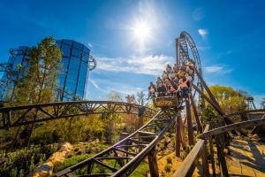 Besucher fahren mit der Achterbahn Voltron im Europa-Park