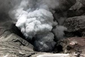 Vulkan spuckt Aschewolke aus
