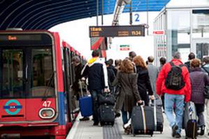 Passagiere beim Flughafen-Transfer in London