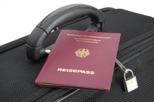 Reisepass mit Koffer