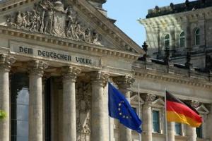 Reichstag mit EU- und Deutschlandflagge