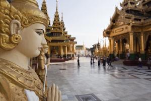 Tempel und Statue in Myanmar
