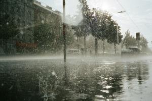 Straße wird von Starkregen überflutet