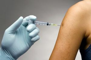 Arzt setzt Spritze für Impfung