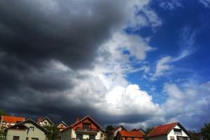 Sturmwolken über Häusern