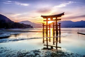 Japan: Miyajima, Itsukushima Floating Shrine, Torii Tor