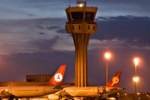 Der Flughafen Atatürk schließt zugunsten des Istanbul New Airport. © Istanbul Atatürk Airport Turkish Airlines Maschinen vor einem Tower am Flughafen Atatürk in Istanbul