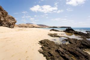 Fünf Flughäfen der Kanaren erhalten neue Corona-Test-Möglichkeiten für abfliegende Reiserückkehrer. Strand auf Lanzarote