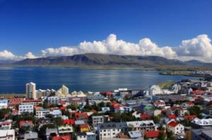 Im Sommer können deutsche Passagiere öfter und erstmals auch ab Düsseldorf auf die Vulkaninsel Island fliegen. Ausblick auf Reykjavik