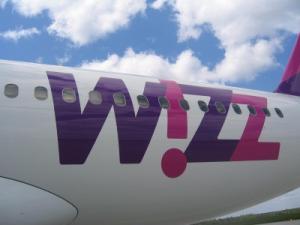 Seit Mitte März geht es auch nach Craiova und Tuzla. Foto: Wizz Air Schriftzug von Wizz Air
