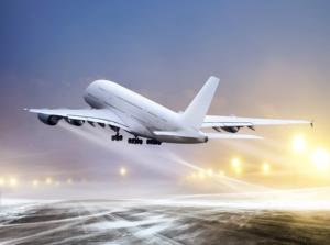 Durch heftige Schneefälle und Orkanwinde muss ab Donnerstag an der US-Ostküste und Kanadas mit massiven Einschränkungen im Flugverkehr gerechnet werden. Flugzeug startet im Winterwetter