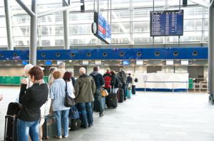 Passagiere in Alicante müssen sich auf lange Warteschlangen einstellen. Warteschlage am Check-In Schalter Flughafen