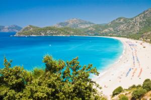Die Strände der türkischen Riviera sind auch im Winter ein beliebtes Urlaubsziel. Strand in Fethiye