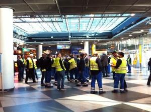 Noch vor Ostern hat ver.di Streiks angekündigt. Auch die Bodenverkehrsdienste der Airports wollen sich am Ausstand beteiligen. © CHECK24 Verdi-Mitglieder beim Streik