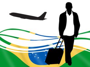 Brasilien lässt seit dem 24. September wieder über alle internationalen Flughäfen des Landes Ausländer einreisen. Brasilienflagge mit Passagier