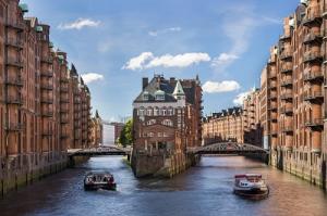 Die Hansestadt Hamburg kann von Reisenden aus Friedrichshafen ab Januar 2019 mit Sun Air erreicht werden. Hamburg Speicherstadt