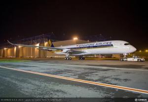 Hier rollt der erste A350-900 in den Farben von Singapore Airlines bei Airbus aus dem Hangar. Foto: Airbus Airbus A350 Singapore Airlines