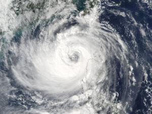 Taifun Haime forderte auf den Philippinen mindestens neun Todesopfer und legt am Freitag den Flugverkehr in China lahm. © NASA Goddard MODIS Rapid Response Team Taifun Haima im Oktober 2016