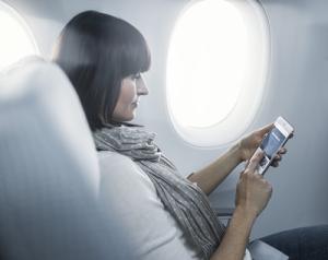 Auch auf Flügen zwischen Großbritannien und einigen Ländern in Nordafrika und dem Nahen Osten dürfen nur noch Smartphones mit in die Kabine. (Beispielbild) © Finair Finnair WLAN Flugzeug
