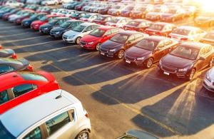 Das Parken an deutschen Flughäfen ist in diesem Jahr deutlich teurer als im Vorjahr. Autos auf Parkplatz
