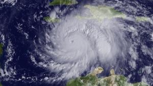 Neben heftigen Windböen mit maximal 280 km/h soll Matthew laut NASA mit bis zu 1000 l/m² Niederschlag über Haiti hereinbrechen. © NOAA Hurrikan Matthew Oktober 2016 vor Haiti