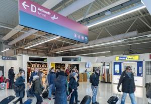 Passagiere müssen an beiden Airports mit massiven Streichungen rechnen. Foto: Günter Wicker/Flughafen Berlin Brandenburg GmbH Flughafen Berlin-Schoenefeld Terminal D Ankunft