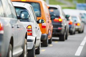 Im Rahmen eines 110 Million Pfund teuren Entwicklungsprogramms sorgen Baustellen für Behinderung bei der Anfahrt zum Flughafen London-Luton. Stau in einer Baustelle
