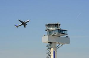 Durch einen Streik der Fluglotsen kommt der Luftverkehr in Griechenland kommende Woche am Sonntag und Montag sowie Donnerstag und Freitag zum Erliegen. Flugsicherung geht vor: Keine Windkraftanlage in Flughafennähe.