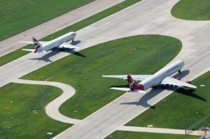 Flieger von British Airways und Virgin Atlantic auf der Heathrower Startbahn