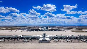 Mit 58 Millionen Passagieren zählt Denver zu den größten Airports der Welt. Bis 2021 soll er für rund 70 Millionen ausgebaut werden. © Denver International Airport Flughafen Denver Luftaufnahme Rollfeld