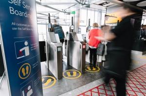 British Airways scannt Passagiere beim Boarding. Foto: British Airways British Airways Self-Service-Boarding