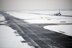 Schnee und Eis behindern erneut den Flugverkehr in weiten Teilen der USA (Symbolbild) © Heathrow Airports Limited Rollfeld Heathrow Schnee British Airways