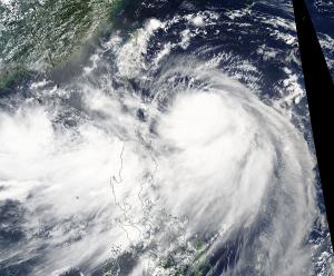 Die Aufnahme zeigt Taifun Nesat am 27. Juli, noch über dem offenen Meer. Er zieht jedoch Richtung Nordosten und trifft am Wochenende in Taiwan auf Land. © NASA Goddard MODIS Rapid Response Team Taifun Nesat
