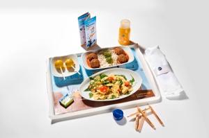 In Zusammenarbeit mit Cornelia Poletto wurden neue Kindermenüs kreirt. Foto: Volker Nothdurft/Lufthansa Kindermenü Lufthansa