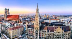 Ab Mitte Juni können Passagiere in München wieder zu mehr Flugzielen reisen. Blick auf den Münchner Marienplatz: Wird die Stadtsparkasse München bald Strafzinsen von Privatkunden verlangen