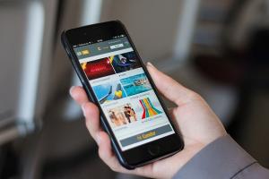 Mit Sunstream können Passagiere von Condor die Inhalte des Bordunterhaltungsprogramms auf ihr eigenes mobiles Endgerät streamen. © Condor Condor Sunstream auf einem Smartphone