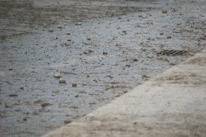 In Sydney sorgen derzeit heftige Regenfälle für Flugausfälle, Verspätungen und überflutete Straßen. Straße wird von starkem Regen überflutet