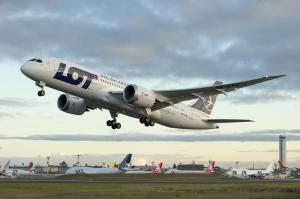 Ab Mai 2018 verbindet Lot Polish Airlines Warschau mit Singapur. Foto: Boeing LOT Boeing 787 beim Start