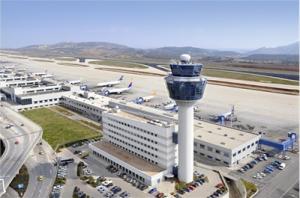 Am Flughafen Athen landen ebenso wie in Thessaloniki seit dem 15. Juni wieder internationale Passagierflüge. © Athens International Airport Flughafen Athen Tower und Rollfeld