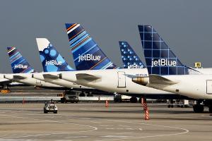 Jetblue stellt ihre neue Economy Class für Transatlantikflüge nach London vor. © 2021 JetBlue Airways Jet Blue Heckflossen
